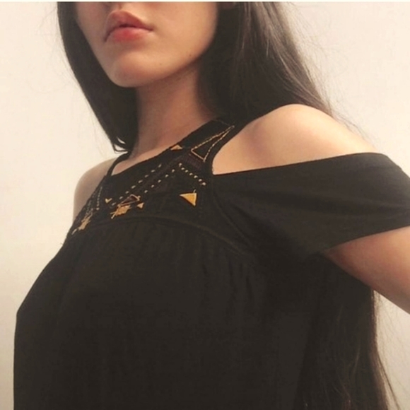 5/$25 Off shoulder top - Picture 2 of 4